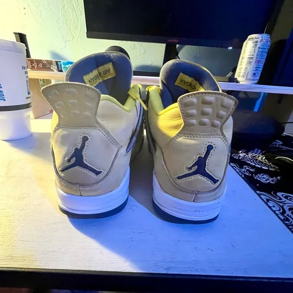 Jordan 4 Retro Lightning